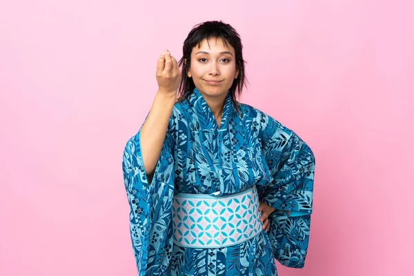 Młoda Kobieta Ubrana Kimono Odizolowanym Niebieskim Tle Wykonując Włoski Gest — Zdjęcie stockowe
