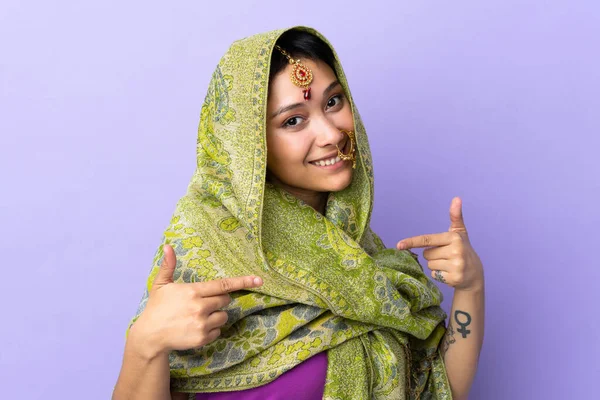 被紫色背景隔离的印度妇女自豪而自我满足 — 图库照片
