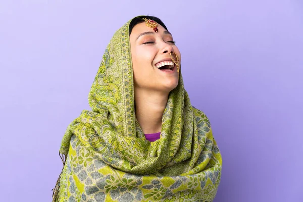 Ινδή Γυναίκα Απομονωμένη Μωβ Φόντο Γελώντας — Φωτογραφία Αρχείου