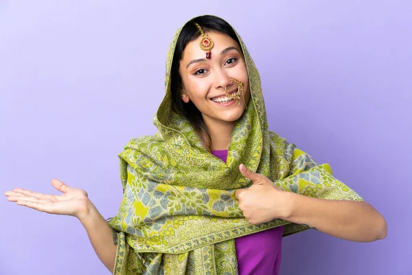 Indiska Kvinna Isolerad Lila Bakgrund Håller Copyspace Imaginära Handflatan För — Stockfoto