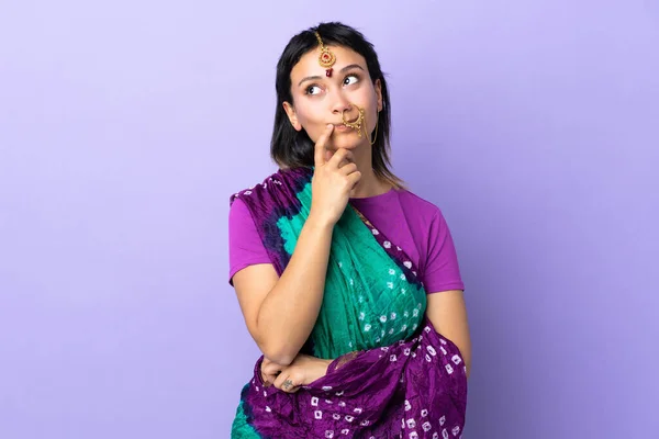 紫の背景に孤立したインド人女性が疑問を持ちながら — ストック写真