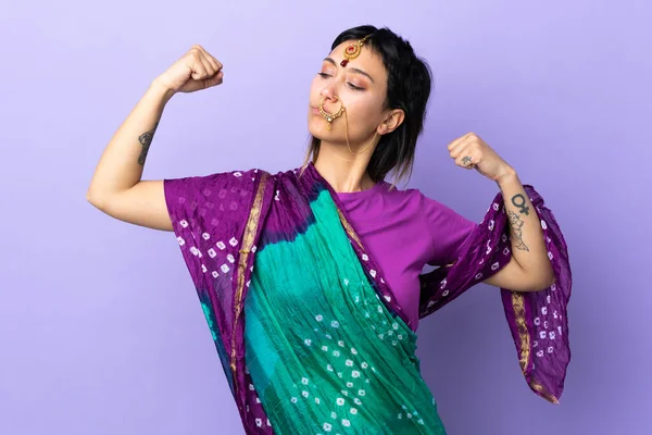 Mujer India Aislada Sobre Fondo Púrpura Haciendo Gesto Fuerte —  Fotos de Stock