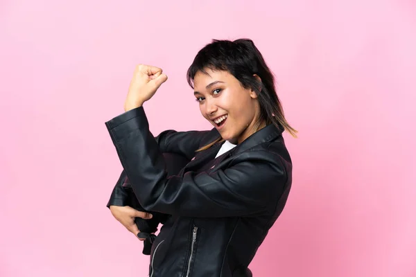 Junge Uruguayische Frau Mit Motorradhelm Über Isoliertem Rosa Hintergrund Macht — Stockfoto