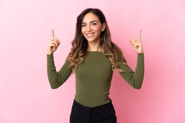 Pembe arka planda izole edilmiş beyaz bir kadın harika bir fikre işaret ediyor.