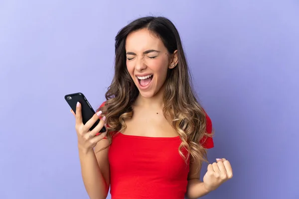 Joven Mujer Caucásica Aislada Sobre Fondo Púrpura Usando Teléfono Móvil — Foto de Stock