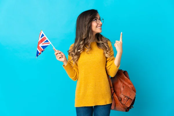 青い背景に英国の旗を掲げた若いヒスパニック系の女性は素晴らしいアイデアを指摘 — ストック写真