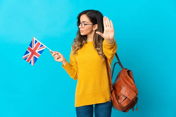 青い背景にイギリス国旗を掲げた若いヒスパニック女性がジェスチャーを止め失望した — ストック写真