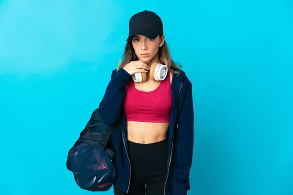 Νεαρή Αθλητική Γυναίκα Αθλητική Τσάντα Απομονωμένη Μπλε Φόντο Σκέψης — Φωτογραφία Αρχείου