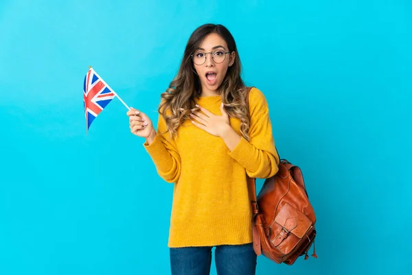 Młoda Latynoska Kobieta Trzymająca Flagę Zjednoczonego Królestwa Odizolowaną Niebieskim Tle — Zdjęcie stockowe