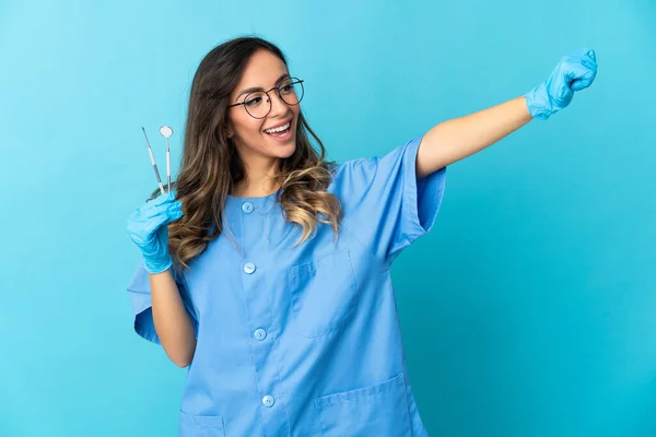 Dentystka Trzymająca Narzędzia Odizolowanym Niebieskim Tle Dając Kciuki Górę Gest — Zdjęcie stockowe