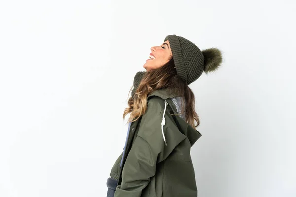 Kışlık Şapkalı Genç Kız Beyaz Arka Planda Izole Edilmiş Yan — Stok fotoğraf