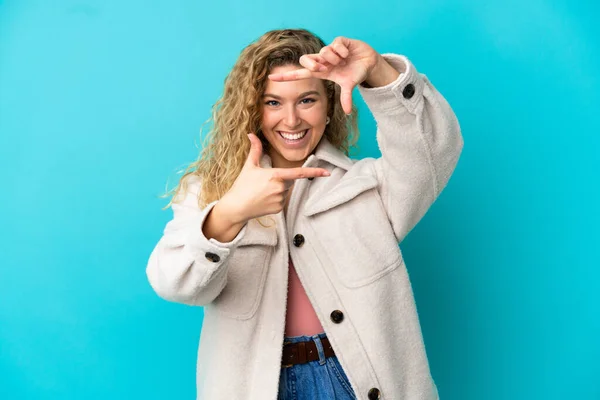 Junge Blonde Frau Isoliert Auf Blauem Hintergrund Fokussiert Gesicht Framing — Stockfoto