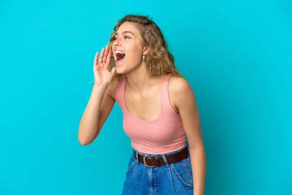 Mujer Rubia Joven Aislada Sobre Fondo Azul Gritando Con Boca —  Fotos de Stock