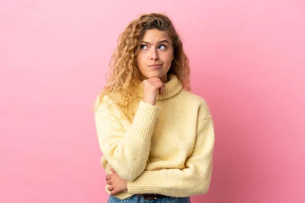 Joven Mujer Rubia Aislada Sobre Fondo Rosa Teniendo Dudas Pensando —  Fotos de Stock