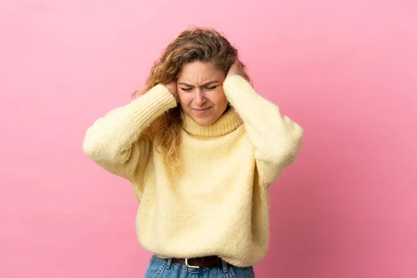 Mladá Blondýna Žena Izolované Růžovém Pozadí Frustrované Zakrývající Uši — Stock fotografie