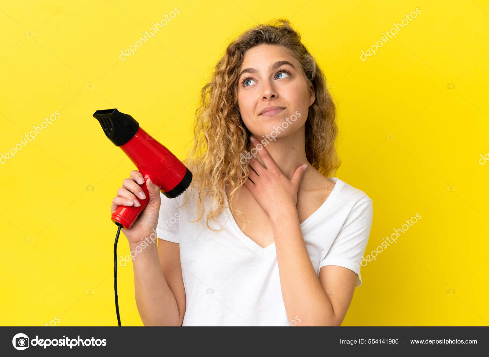 Mão segurando o secador de cabelo isolado no fundo branco