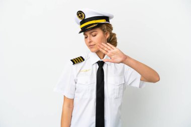 Uçaktaki sarışın kadın pilot beyaz arka planda izole edilmiş. Durma hareketi yapıyor ve hayal kırıklığına uğruyor.