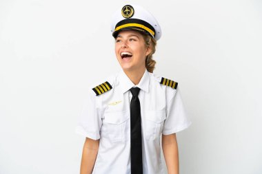 Uçaktaki sarışın kadın pilot beyaz arka planda izole edilmiş gülüyor.