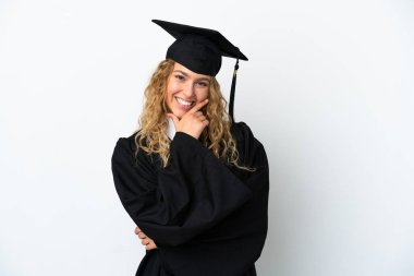 Genç üniversite mezunu, beyaz arka planda mutlu ve gülümsüyor.