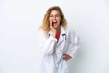 Beyaz arka planda izole edilmiş genç doktor sarışın kadın ağzı açık bağırıyor.