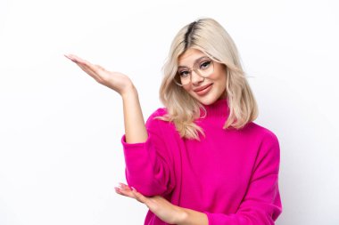 Beyaz arka planda izole edilmiş genç bir Rus kadın davet edilmek için ellerini yana uzatıyor.
