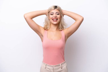 Beyaz arka planda yalnız yaşayan genç Rus kadın gülüyor.