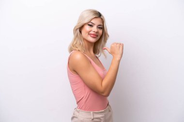 Beyaz arka planda kendini beğenmiş ve gururlu genç bir Rus kadın.