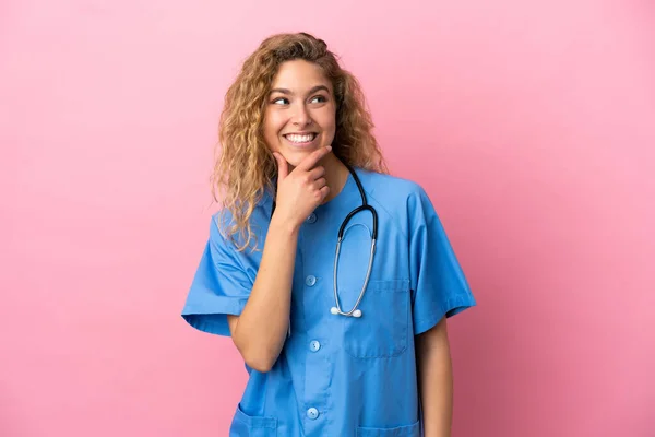 若いです外科医女医女性隔離上のピンクの背景上を見ます上の笑顔 — ストック写真