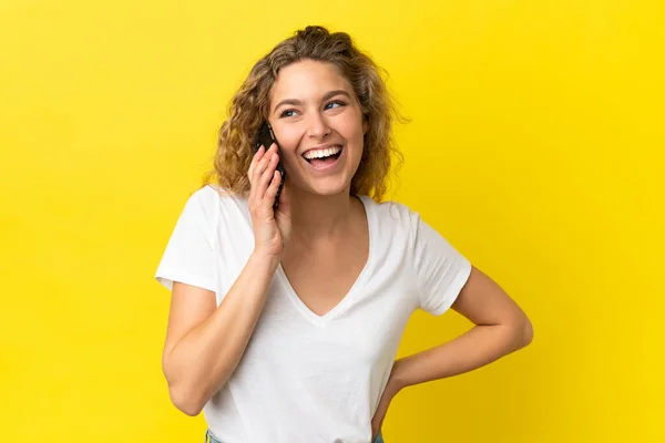 Νεαρή Ξανθιά Γυναίκα Που Χρησιμοποιεί Κινητό Τηλέφωνο Απομονωμένο Κίτρινο Φόντο — Φωτογραφία Αρχείου