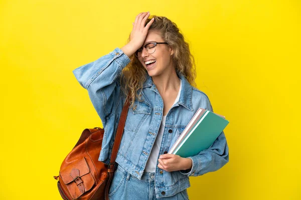 Jovem Estudante Caucasiana Mulher Isolada Fundo Amarelo Percebeu Algo Pretendendo — Fotografia de Stock