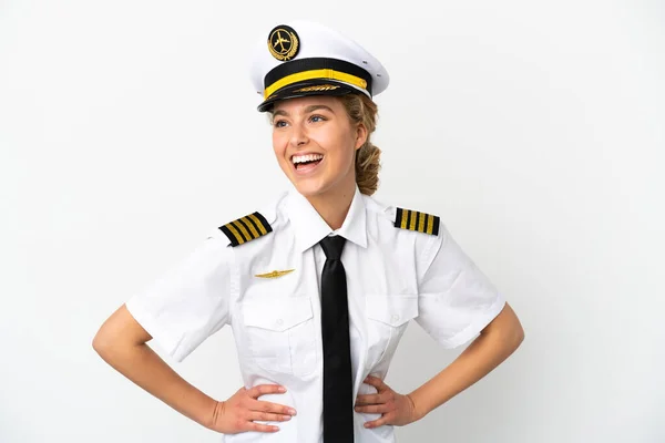飞机上的金发女飞行员被白色背景隔离 双手叉腰微笑着 — 图库照片