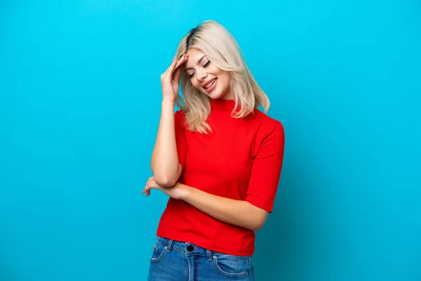 Joven Mujer Rusa Aislada Sobre Fondo Azul Riendo — Foto de Stock