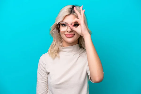 Jovem Mulher Russa Isolada Fundo Azul Com Óculos Com Expressão — Fotografia de Stock