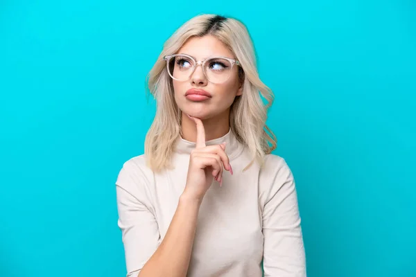 Ung Rysk Kvinna Isolerad Blå Bakgrund Med Glasögon Och Tittar — Stockfoto