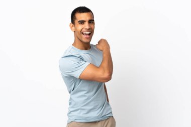 Afrikalı Amerikalı erkek izole edilmiş beyaz arka planda zaferi kutluyor