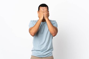 İzole edilmiş beyaz arka plan üzerinde Afrika kökenli Amerikalı adam gözleri elleriyle kapatıyor