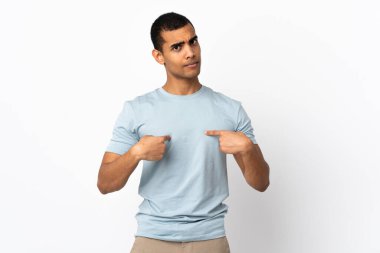 İzole edilmiş beyaz arka planı olan Afrikalı Amerikalı bir adam kendini işaret ediyor.