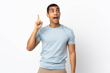 İzole edilmiş beyaz arka planı olan Afro-Amerikalı bir adam parmağını kaldırarak çözümü anlamaya çalışıyor.