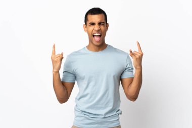 Afrika kökenli beyaz bir adam boynuz hareketi yapıyor.