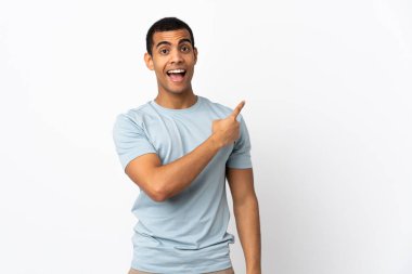 İzole edilmiş beyaz arka plan üzerinde afro-amerikan adam şaşırmış ve işaret ediyor