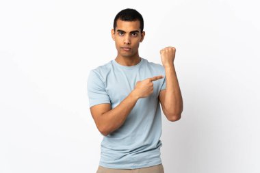 Afrika kökenli beyaz bir adam geç kalma jesti yapıyor.