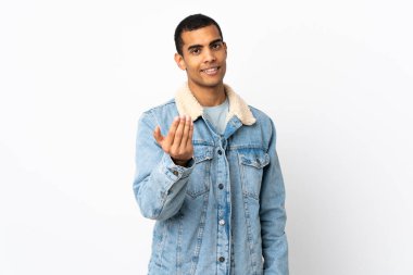 İzole edilmiş beyaz arka planda yaşayan Afro-Amerikalı bir adam davet ediyor. Gelmene sevindim.