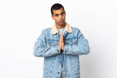 İzole edilmiş beyaz arka plan üzerinde Afrika kökenli Amerikalı bir adam avuç içini bir arada tutuyor. İnsan bir şey ister.