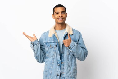 Afro-Amerikalı bir adam, izole edilmiş beyaz arka plan üzerinde bir ilan vermek ve onaylamak için fotokopi alanı hayali avuçlarında tutuyor.