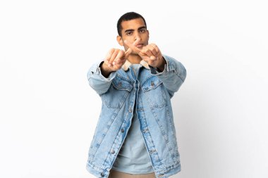 Beyaz arka plan üzerinde Afrika kökenli Amerikalı bir adam bir eylemi durdurmak için eliyle dur hareketi yapıyor.