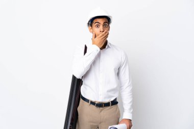 Miğferli Afrikalı Amerikalı bir mimar ve izole edilmiş beyaz arka plan üzerinde planları var. Ağzını elleriyle kapatıyor.