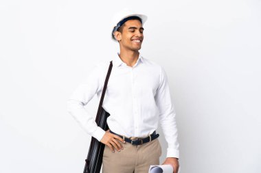 Miğferli ve elinde izole edilmiş beyaz arka planı olan Afrikalı Amerikalı mimar.