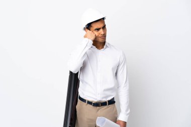 Miğferli ve elinde yorgun ve sıkılmış ifadesiyle izole edilmiş beyaz arkaplan üzerinde planlar tutan Afrikalı Amerikalı mimar.