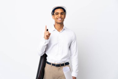 Miğferli ve elinde izole edilmiş beyaz arkaplan üzerine planlar tutan Afrikalı Amerikalı mimar harika bir fikre işaret ediyor.