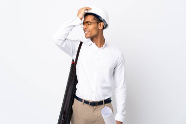 Kafasında miğferi olan ve izole edilmiş beyaz arka plan üzerinde planları olan Afrikalı Amerikalı mimar bir şey fark etti ve çözüme niyetlendi.